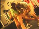 Jolie brune en séance spéciale au club de gym avec 2 mecs bien membrés. A voir ...